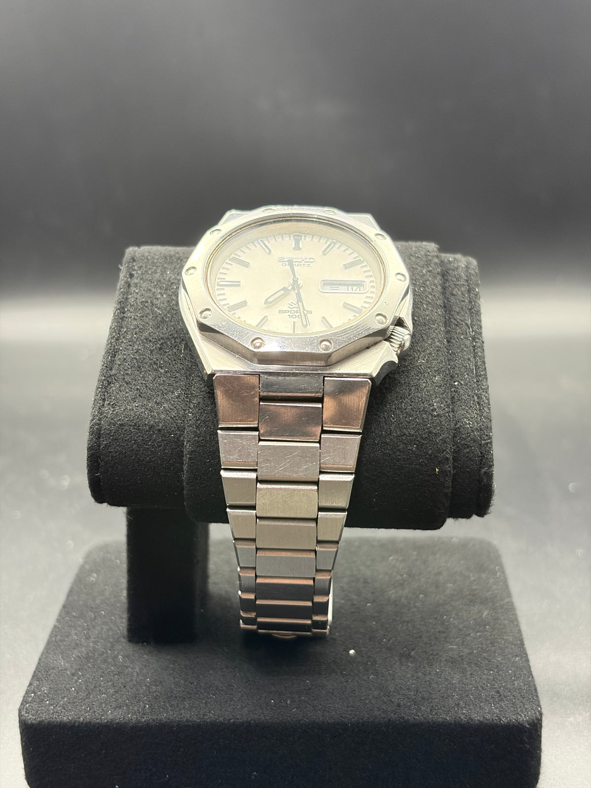 Vintage Seiko SQ Sports 100 7546-703B Quartz Silver Dial Day Date Watch 1978