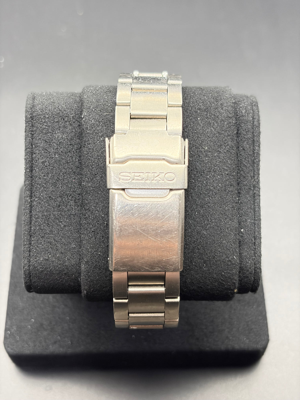 Seiko 7N43-8050 Titanium Quartz Men’s Watch Gray Dial Day Date Vintage