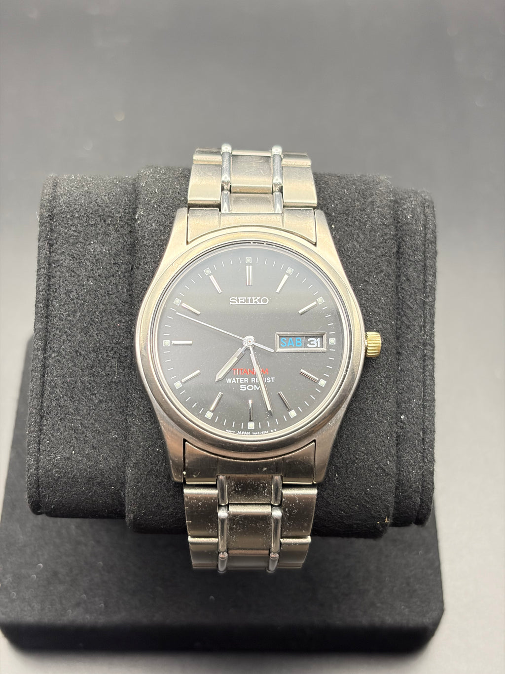 Seiko 7N43-8050 Titanium Quartz Men’s Watch Gray Dial Day Date Vintage