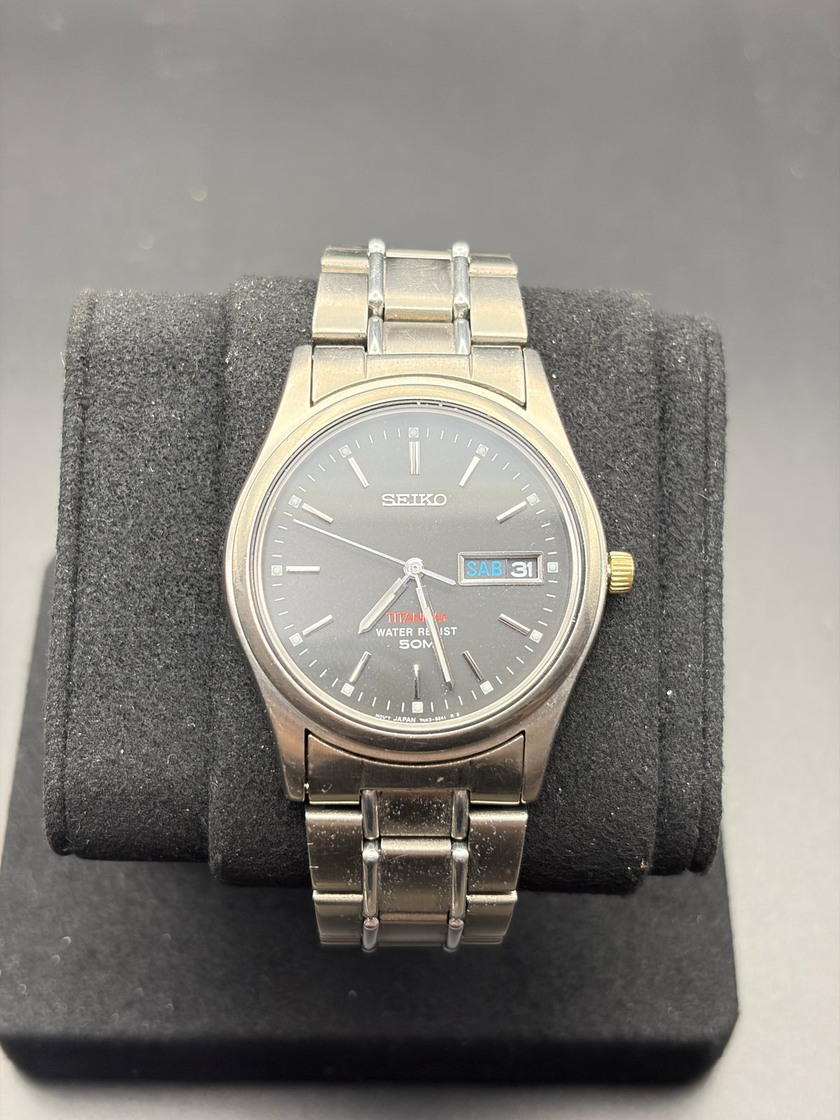 Seiko 7N43-8050 Titanium Quartz Men’s Watch Gray Dial Day Date Vintage