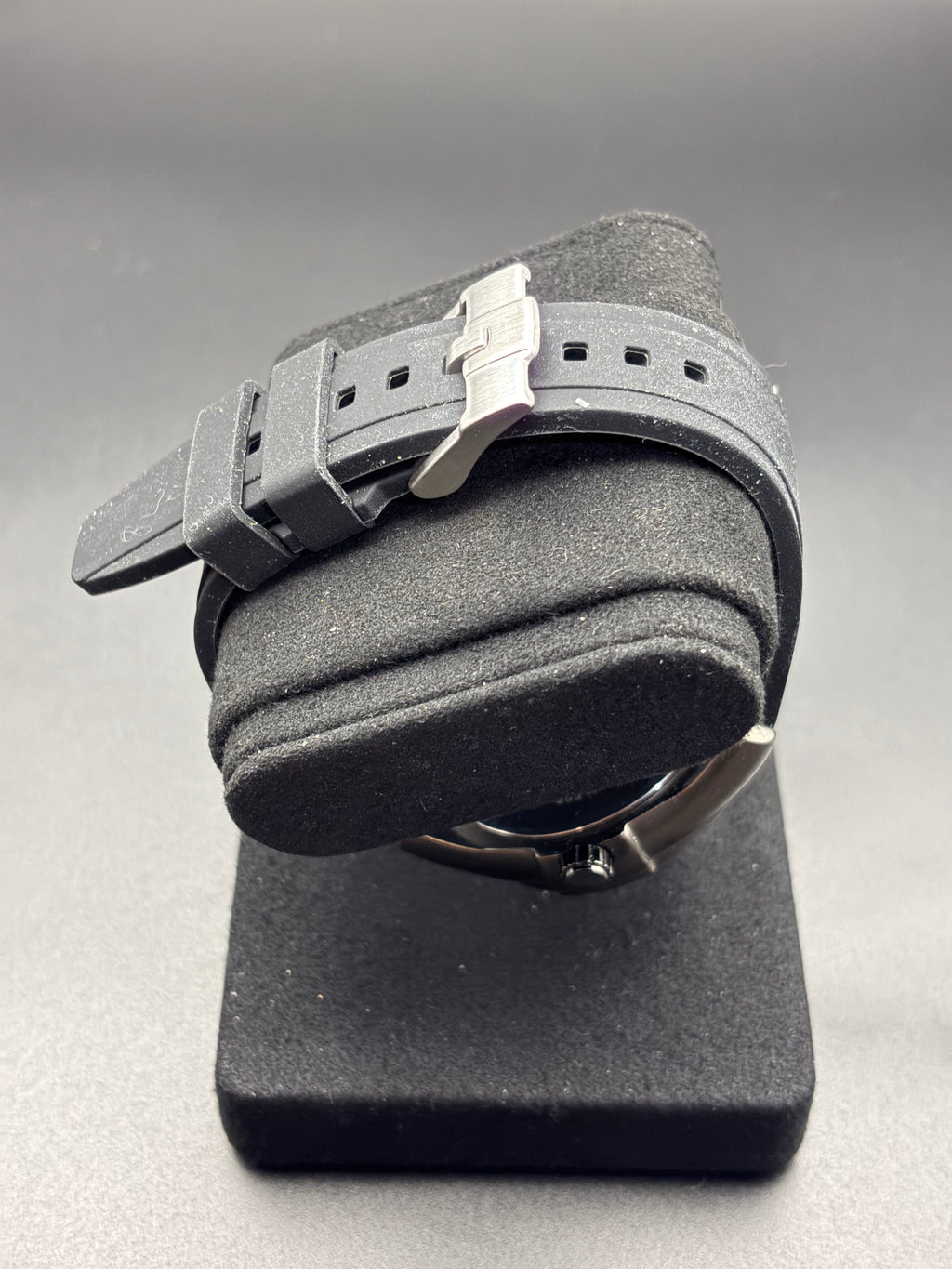 Kenneth Cole New York KC1493 Men’s Black Silicone Watch 50M Quartz Runs