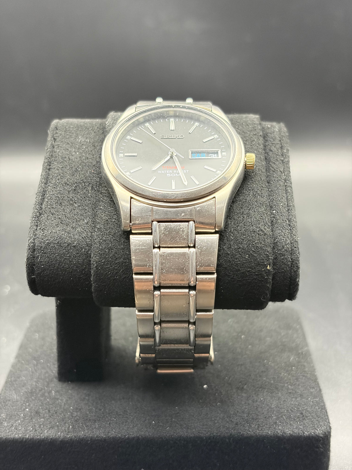 Seiko 7N43-8050 Titanium Quartz Men’s Watch Gray Dial Day Date Vintage