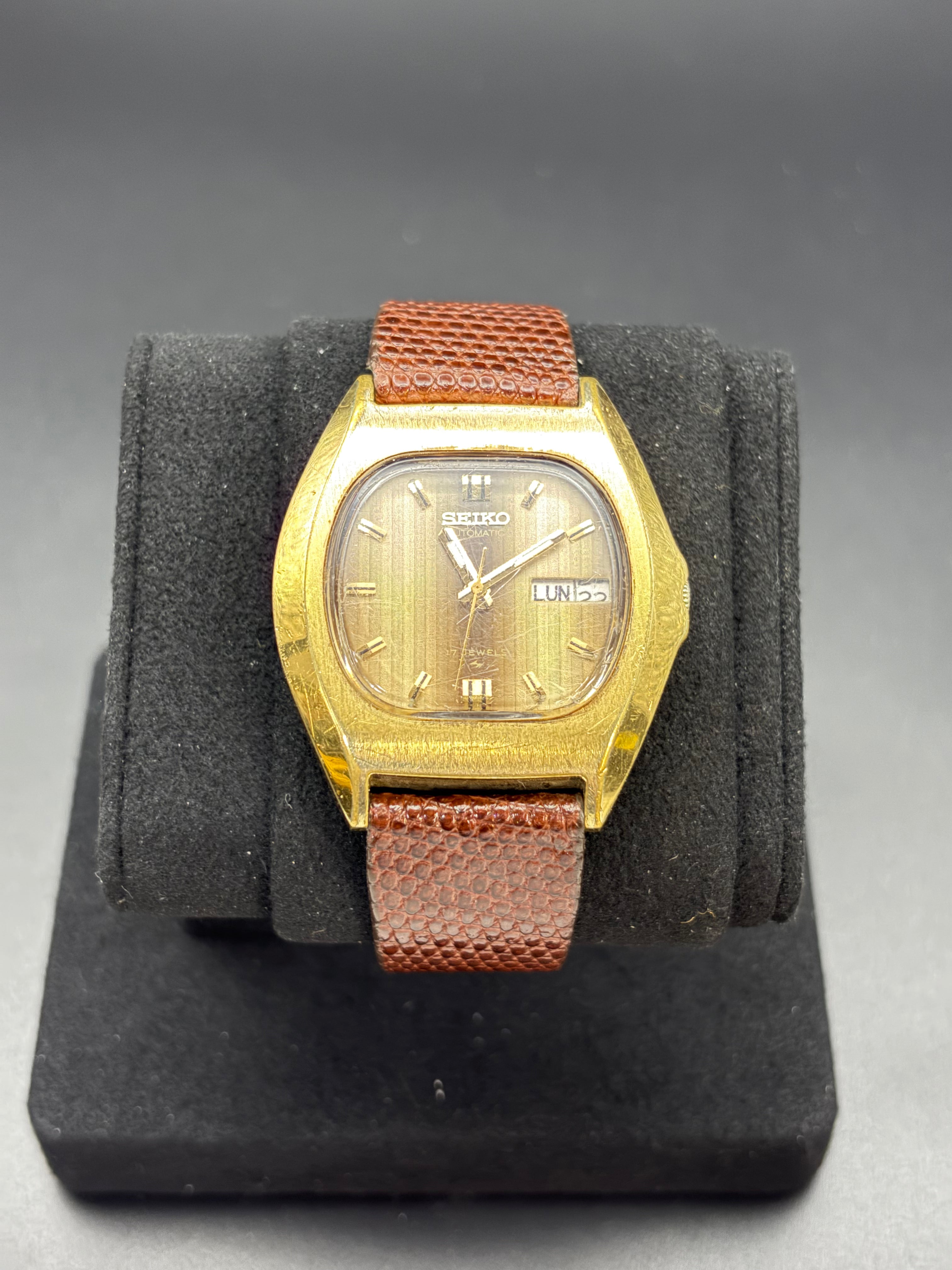 Vintage Seiko 7009-5019 Automatic 17J Gold Tone Day Date Men’s Watch