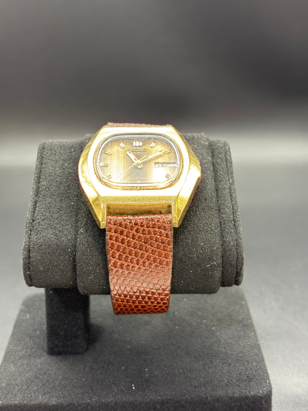 Vintage Seiko 7009-5019 Automatic 17J Gold Tone Day Date Men’s Watch